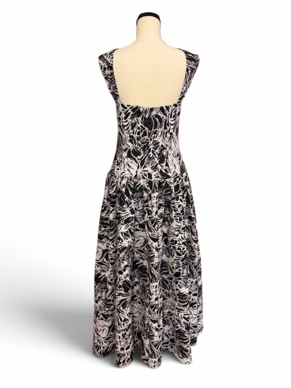 Elliatt Louise Black & White Floral Maxi Anthropologie size Medium - Picture 3 of 9